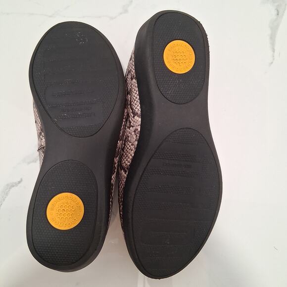 FitFlop Super Comfort Slip on Snake Print Leather Loafer Women Size 7 - Picture 8 of 9